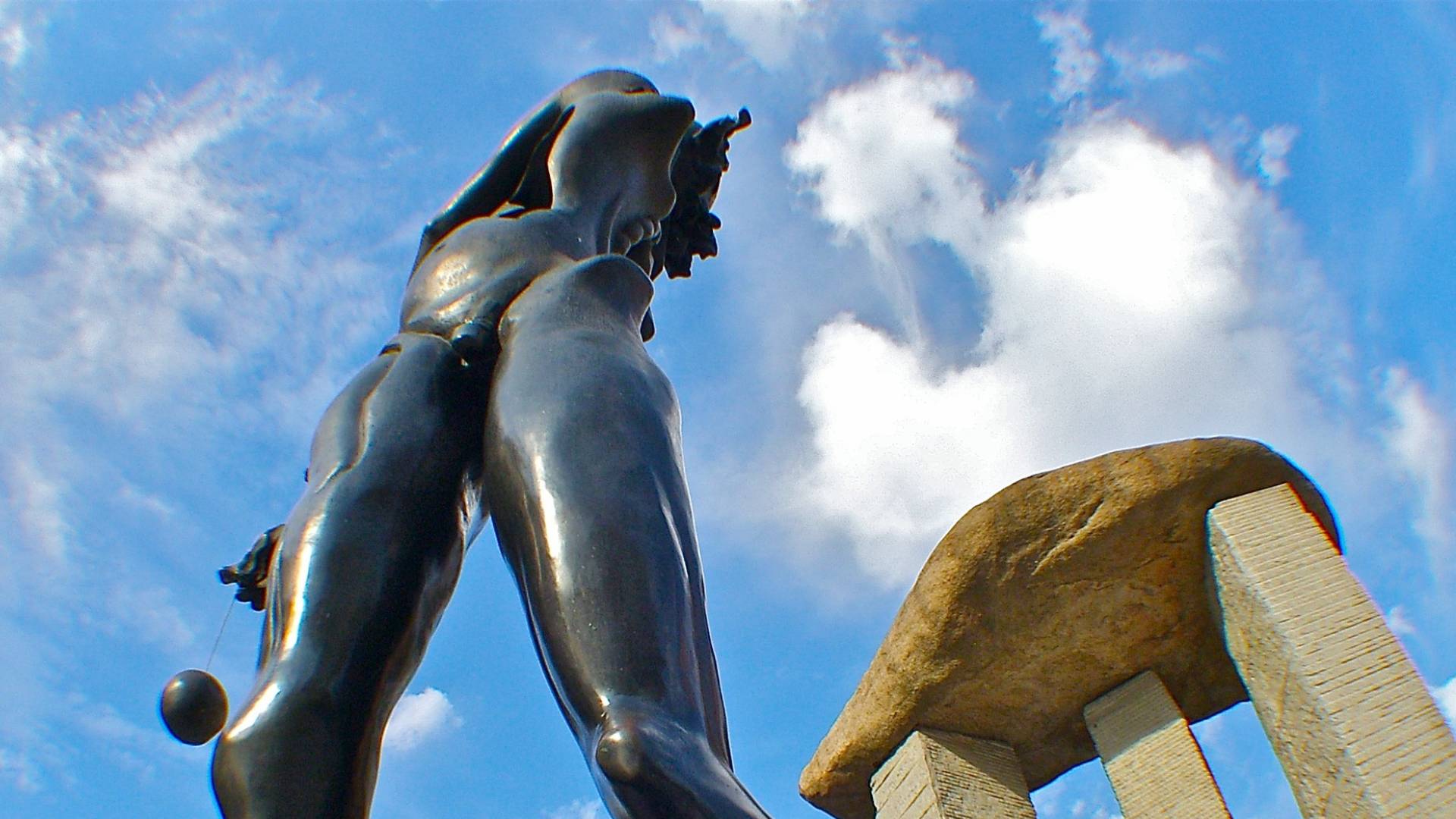 Estatua en la plaza de Salvador Dalí.
