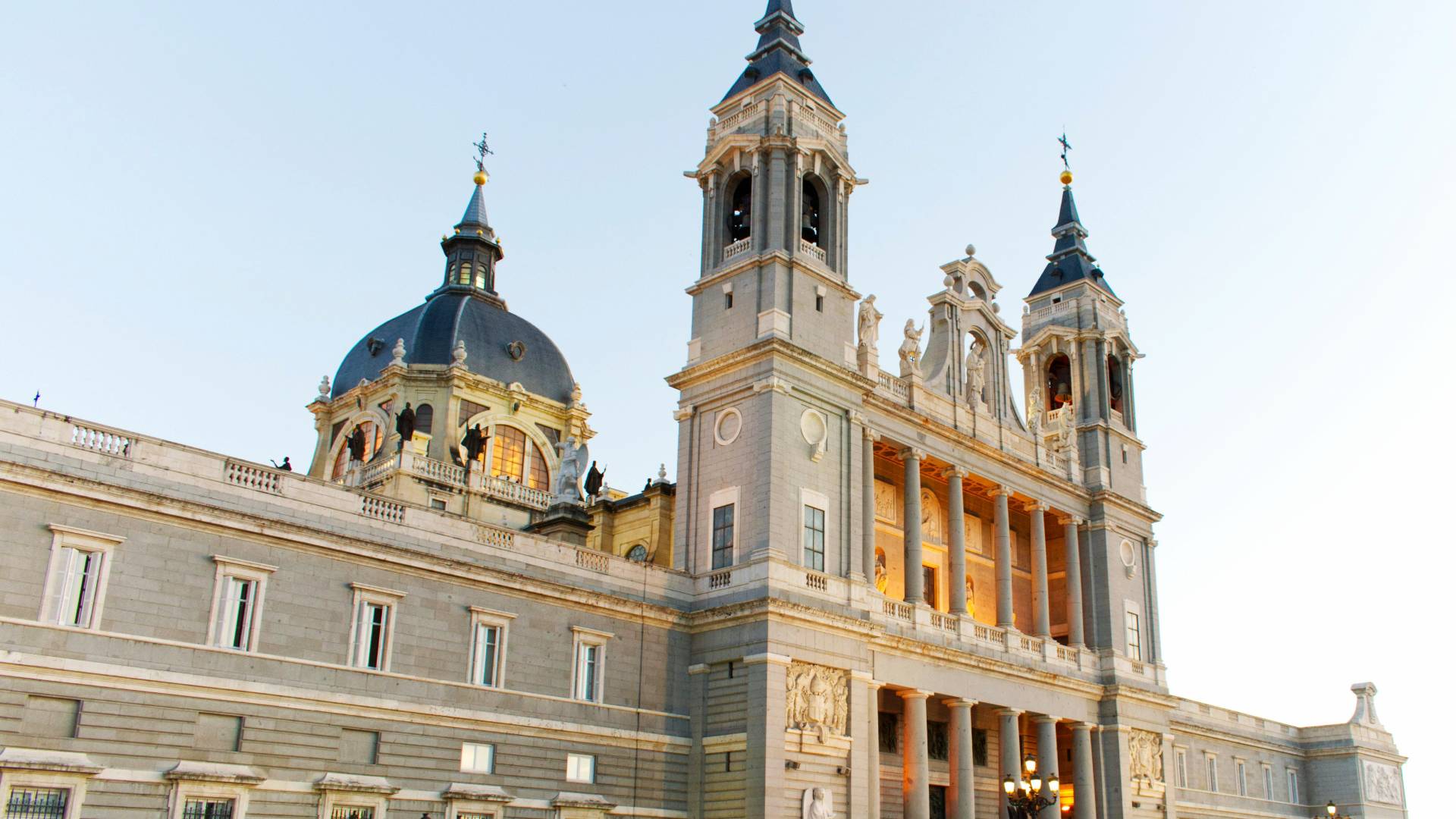 La maravillosa Catedral de la Almudena.