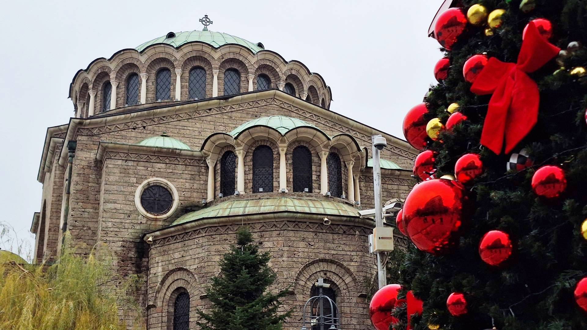 Árbol de Navidad junto a la Catedral de Sveta-Nedelya.