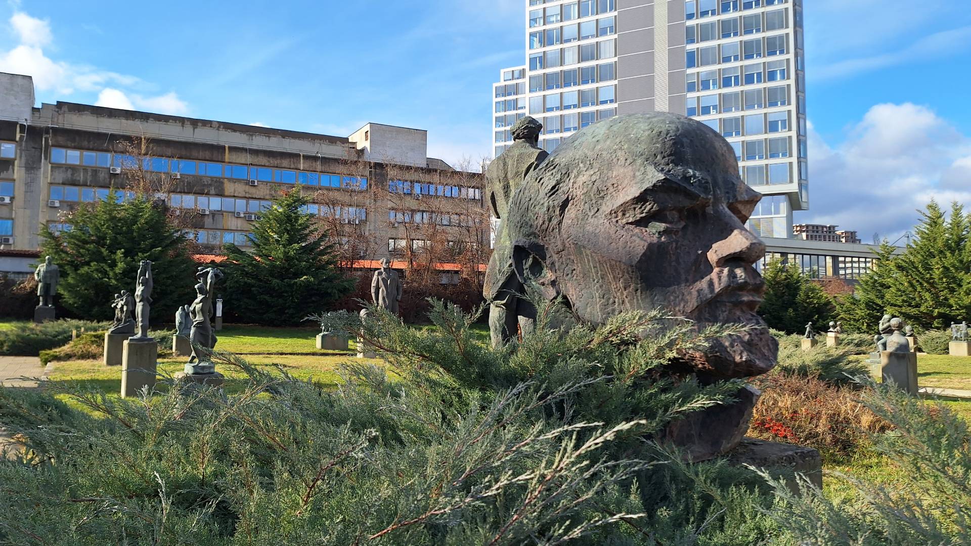 Estatuas en los jardines del Museo de Arte Socialista.