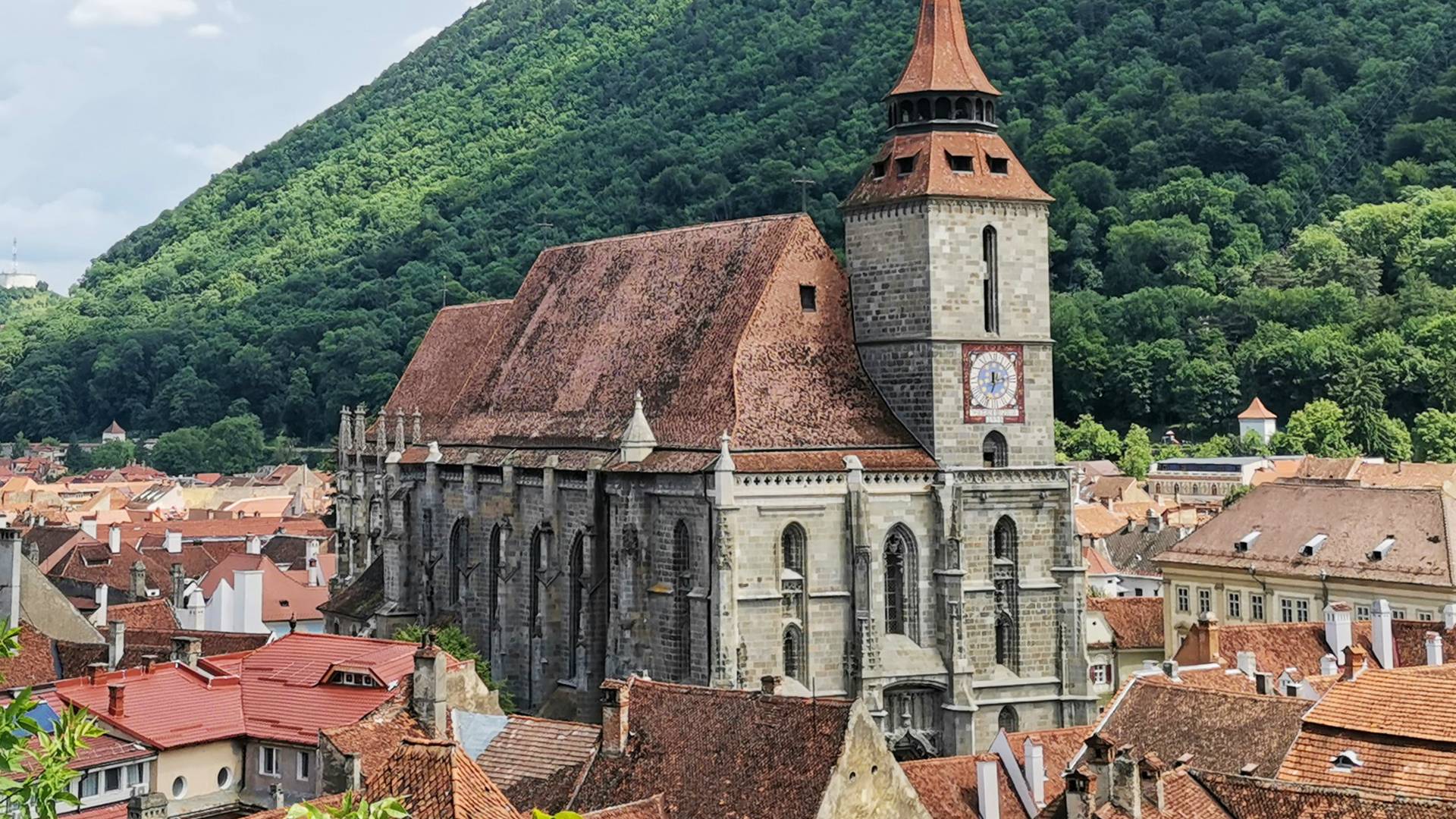 Paisaje urbano de Brașov con la Iglesia Negra.