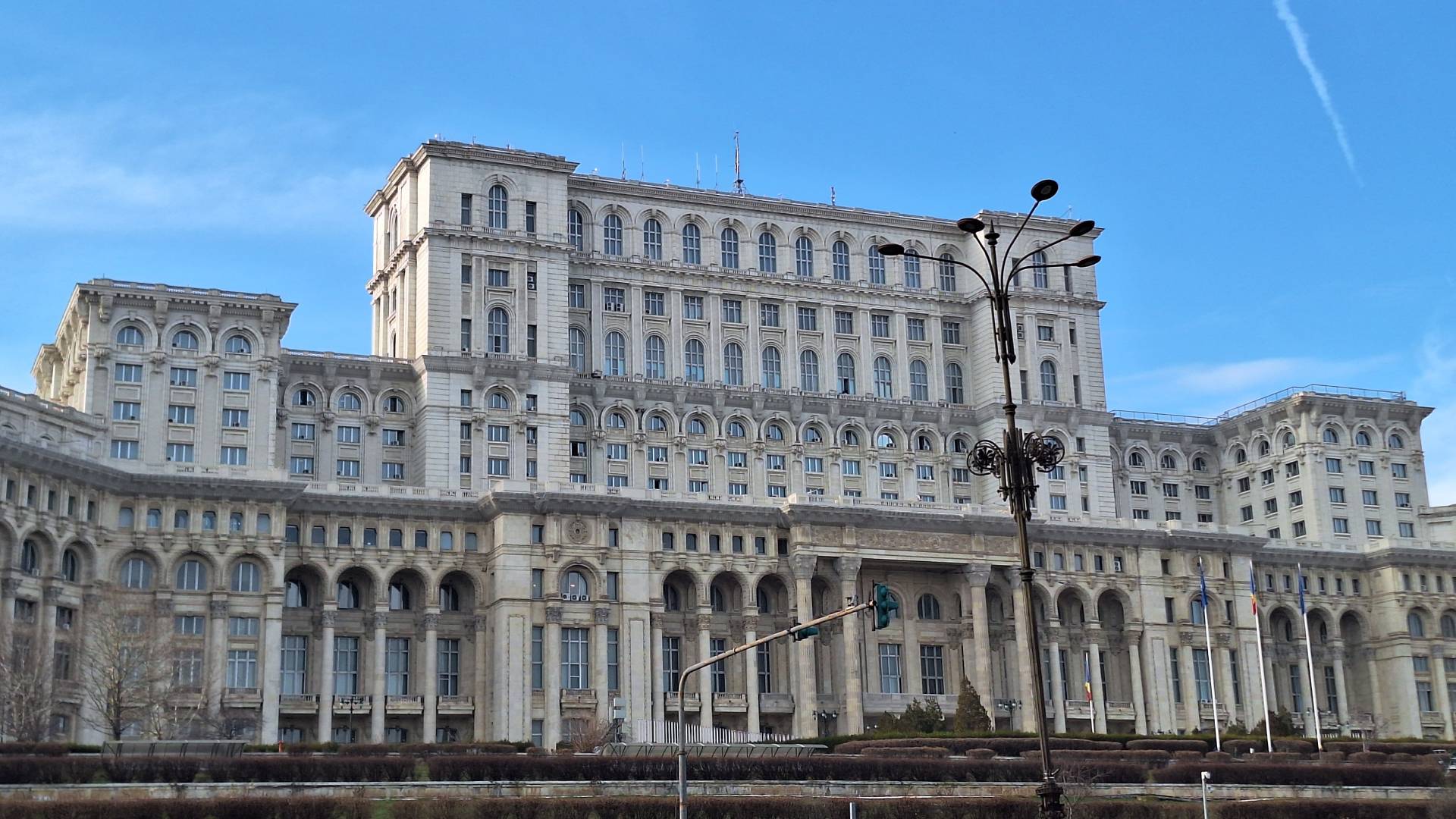 Fachada principal del Palacio del Parlamento Rumano.