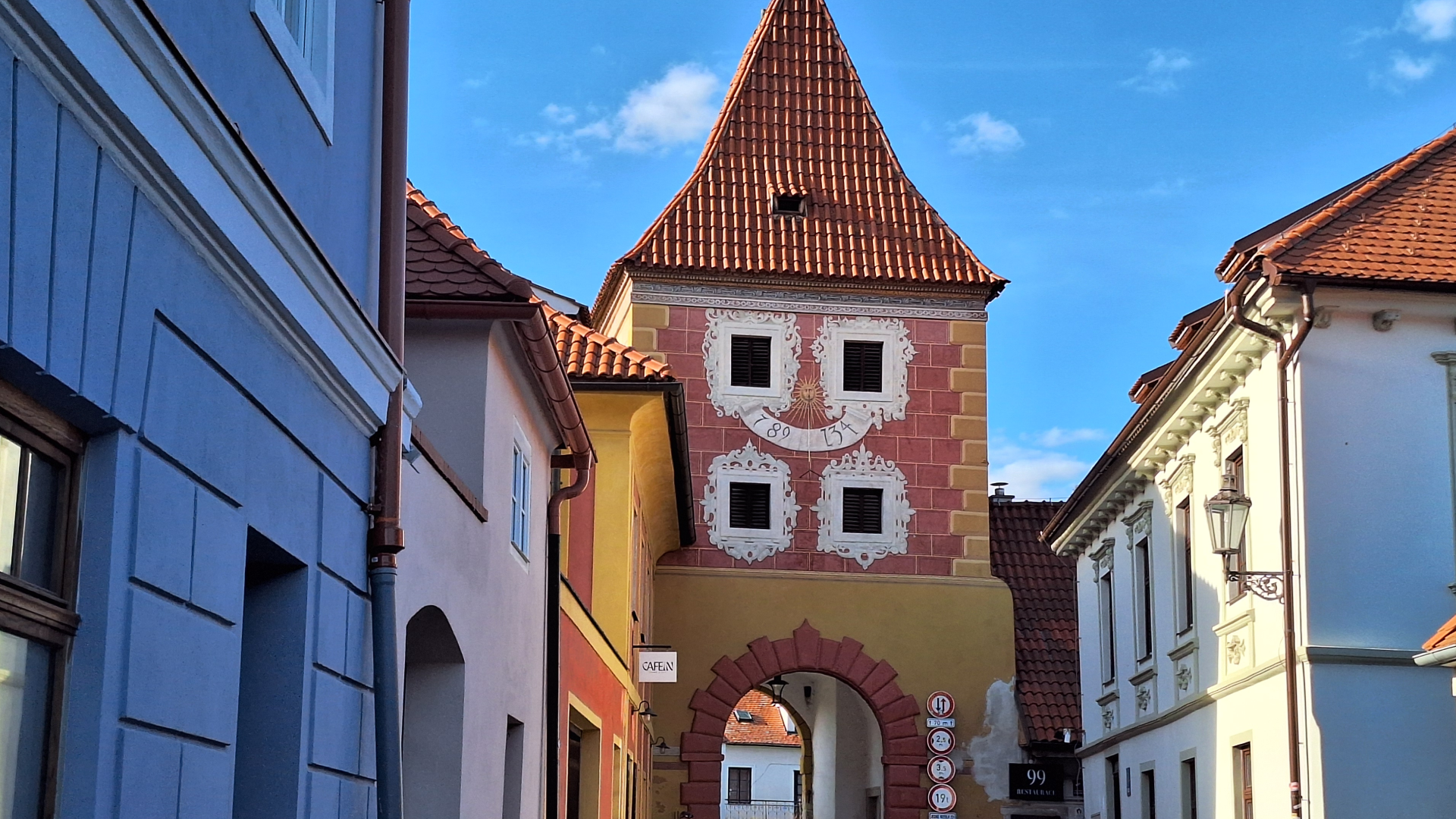 ¿Qué ver en Český Krumlov? La colorida Puerta Budějovická.