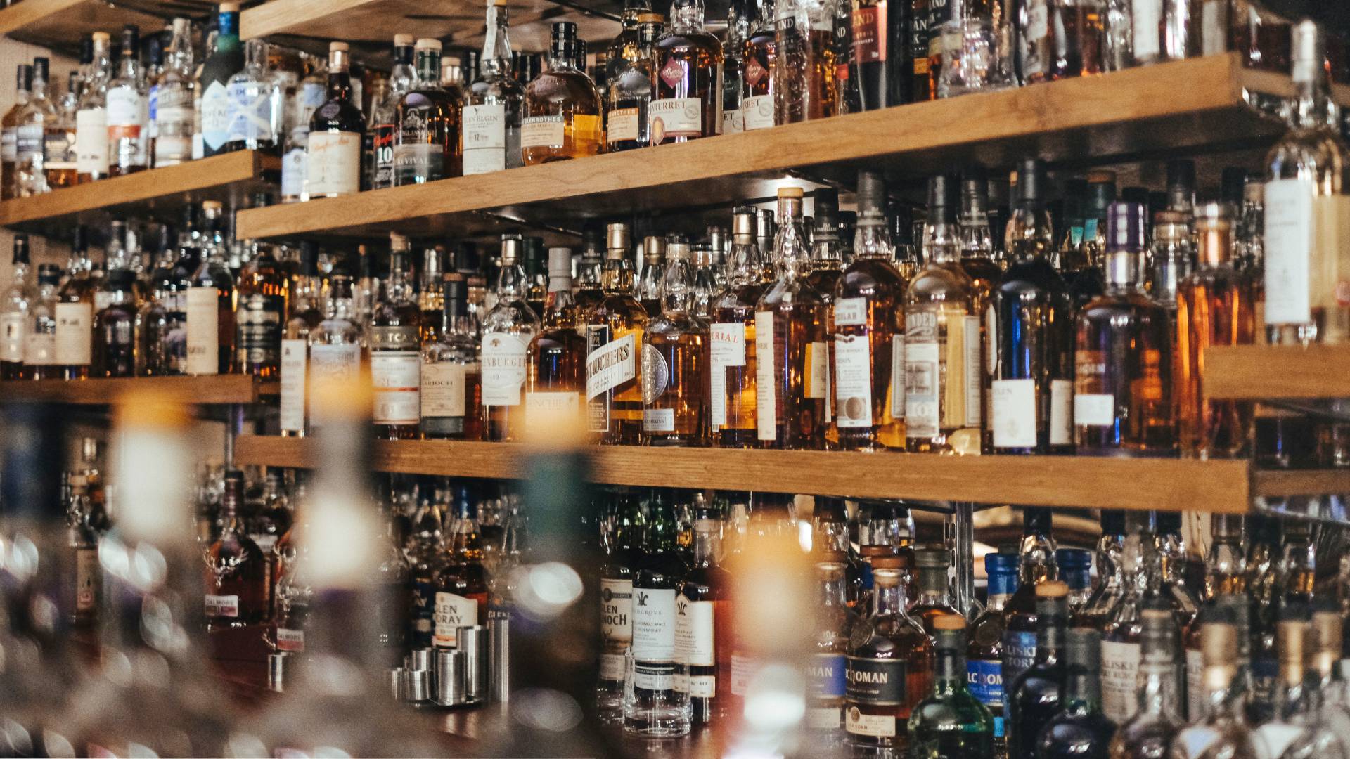 ¿Qué y dónde comer en Inverness? Prueba el whisky escocés.