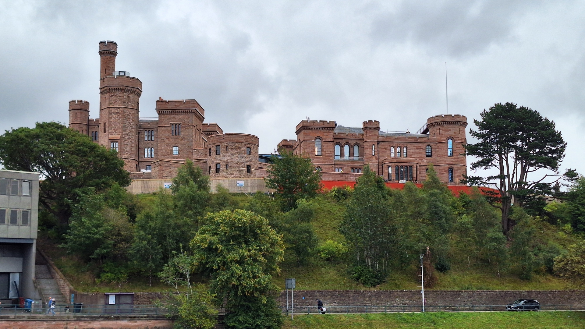 ¿Qué ver en Inverness? El Castillo de Inverness y su característico tono rojizo.