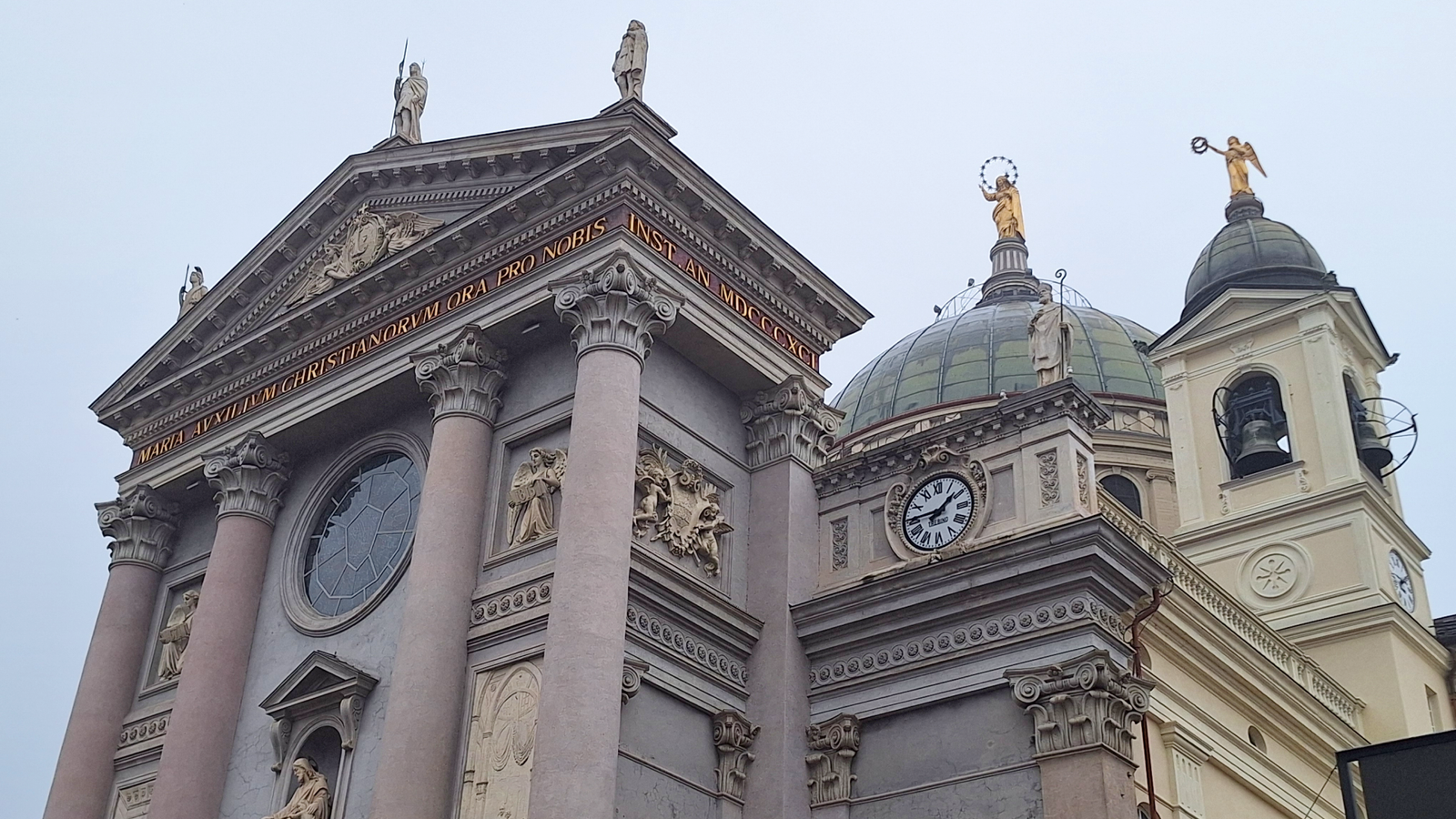 Exterior de la Basílica de María Auxiliadora.