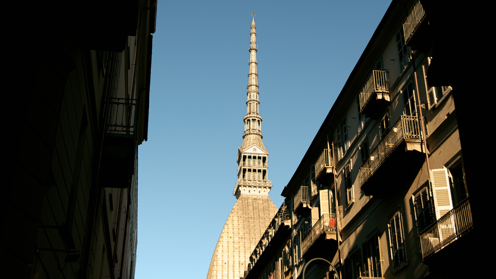 La Mole Antonelliana asomando entre los edificios del centro.