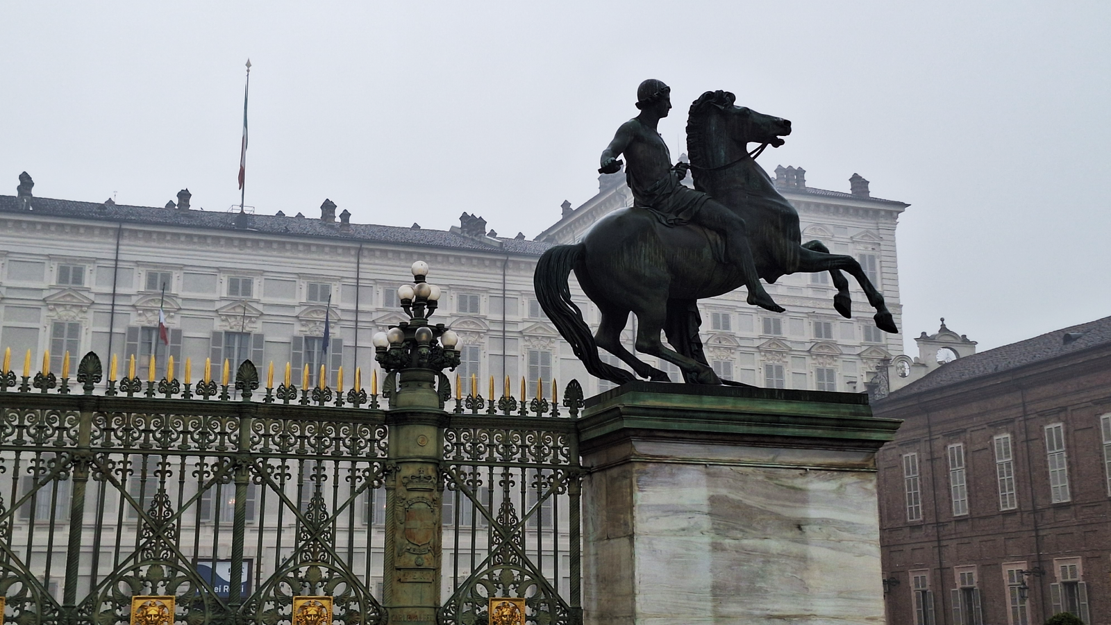 Entrada monumental del Palacio Real.