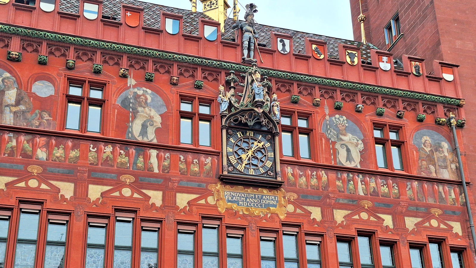 Detalle de la fachada del Ayuntamiento de Basilea.