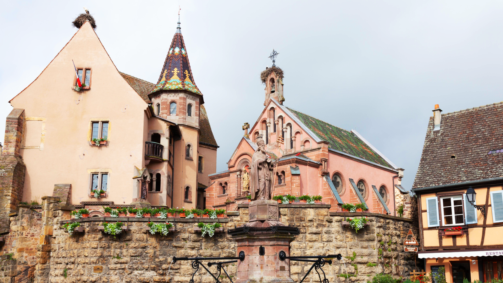 Place du Château Saint-Léon en Eguisheim.