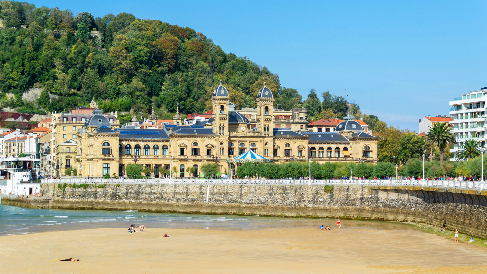 Playa de la Concha y Ayuntamiento de Donostia.
