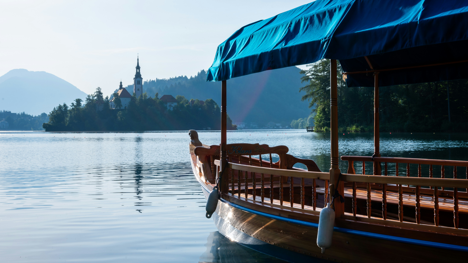 Tradicional pletna en el lago Bled.