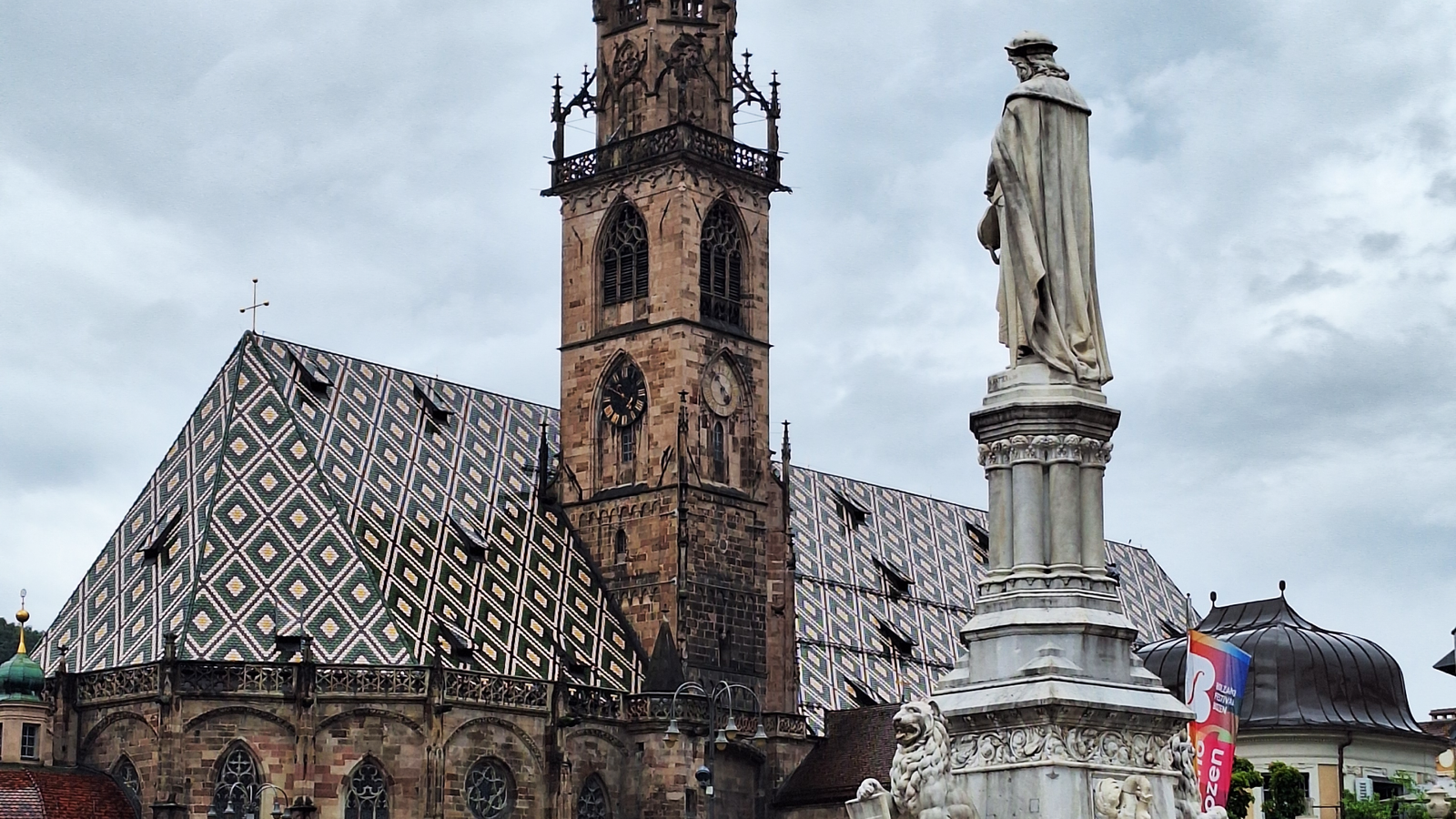 Estatua de la Piazza Walther con el Duomo de fondo.