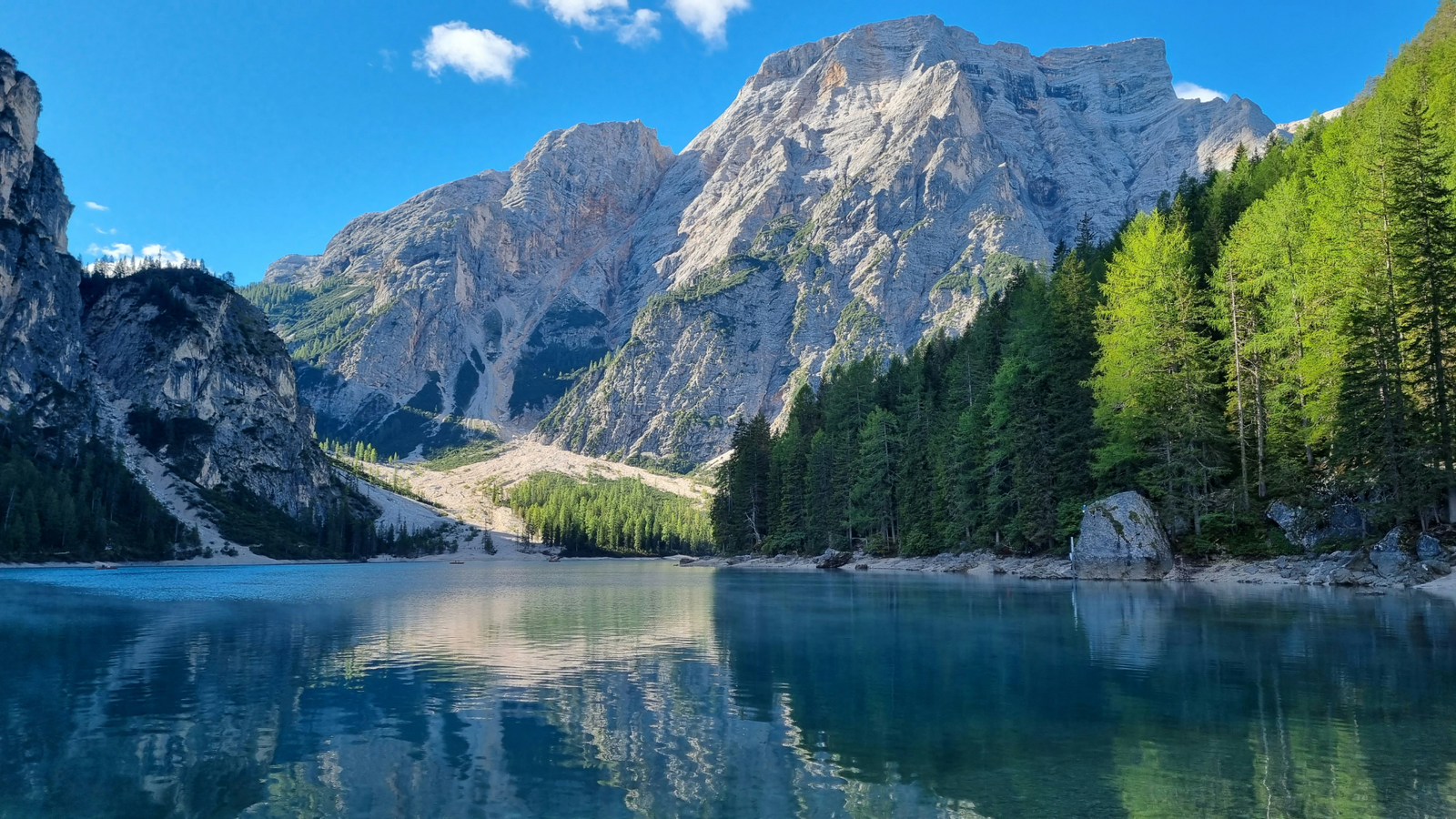El Lago de Braies y sus colores.