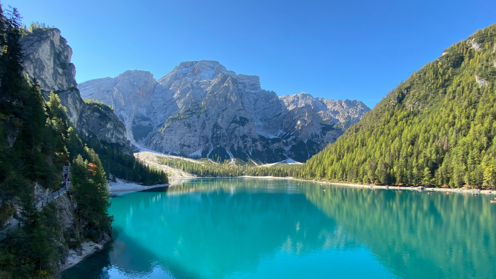 Panorámica desde un punto de la ruta circular del lago.
