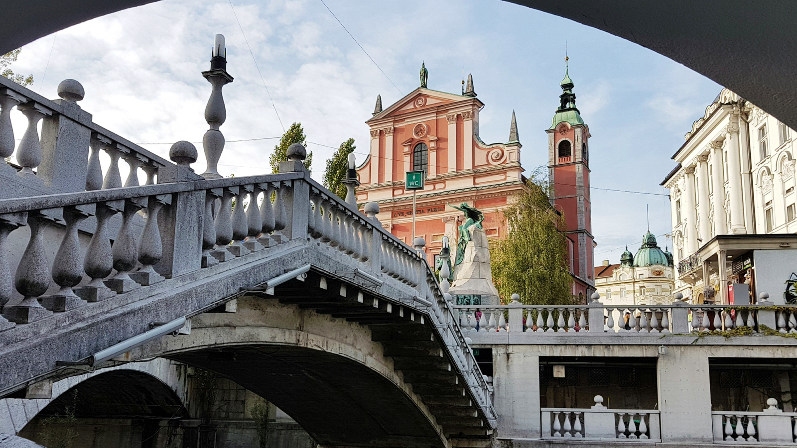 Puente Triple con la Iglesia Franciscana de la Anunciación de fondo.