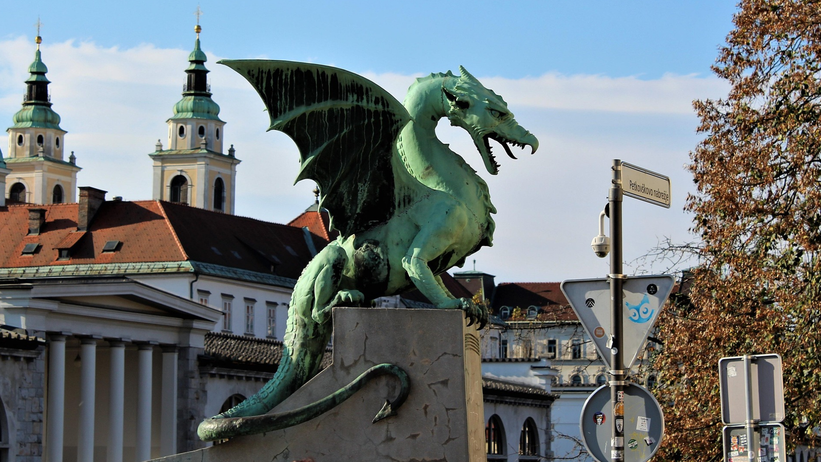 Escultura del Puente de los Dragones.