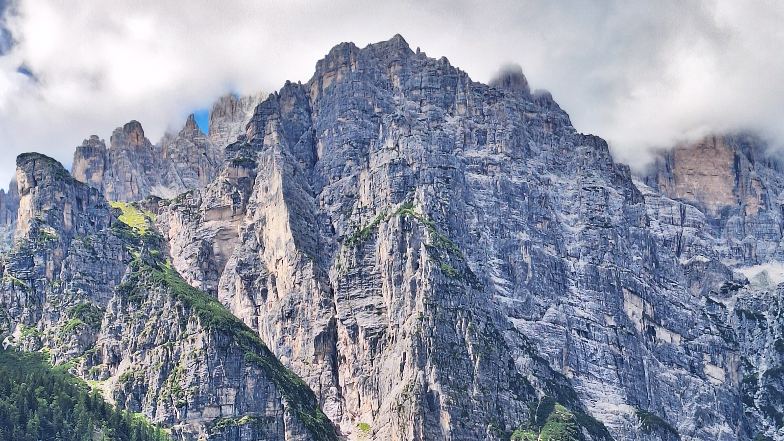 Los Dolomitas de Brenta desde la ruta a Croz dell'Altissimo.