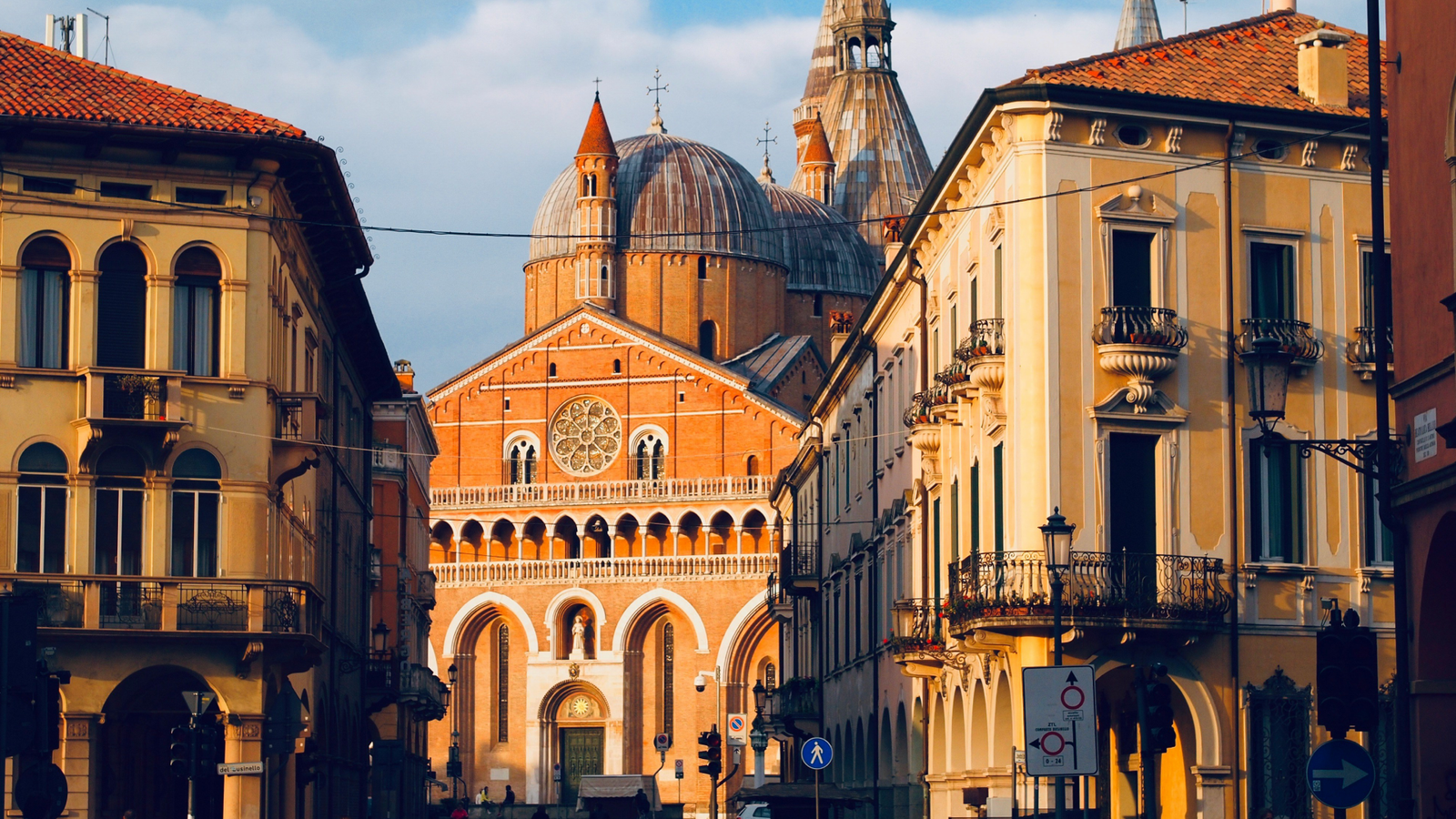 La Basílica de San Antonio asomando en el centro de Padua.