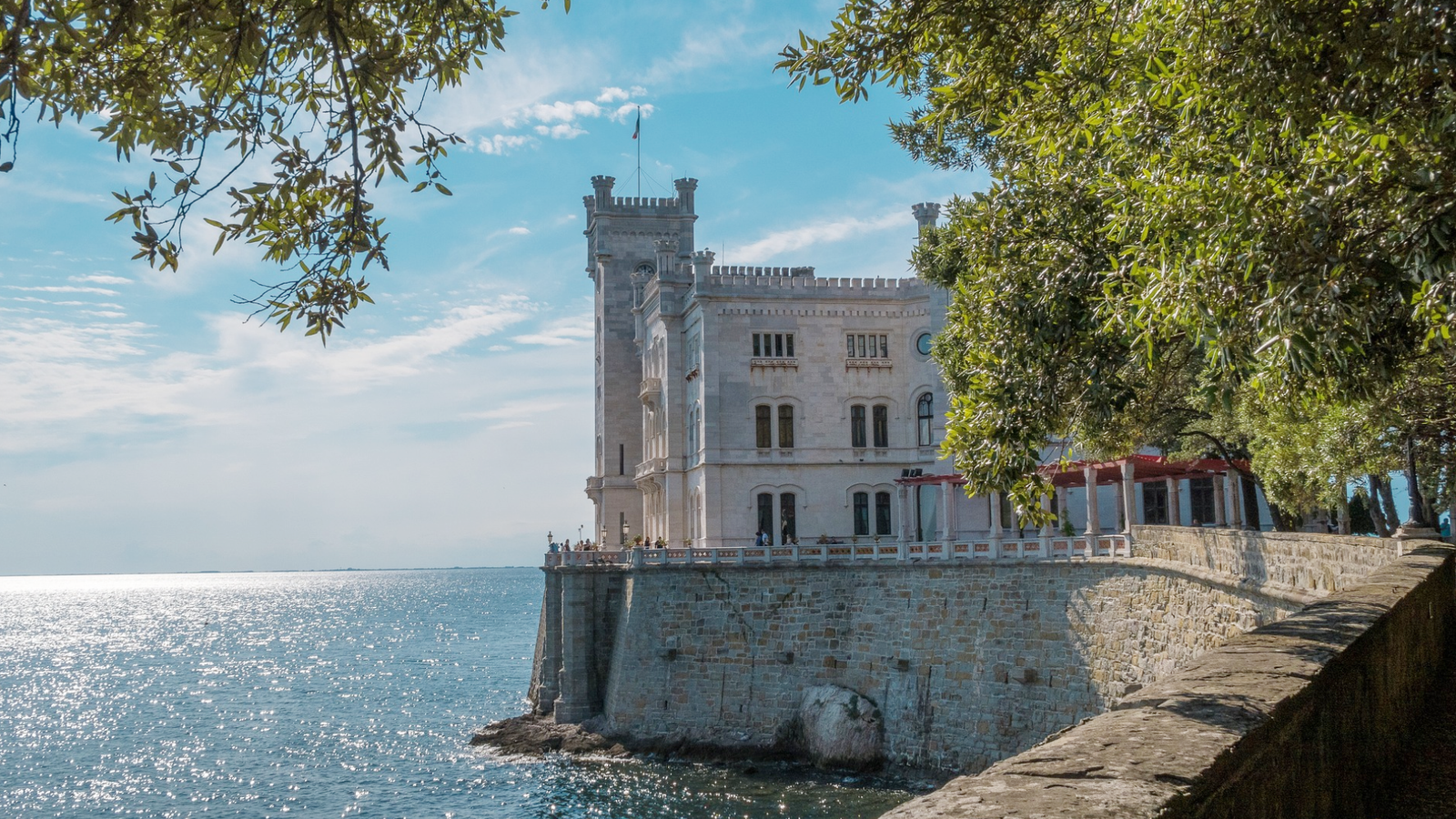 El Castillo de Miramare   y su impresionante ubicación.