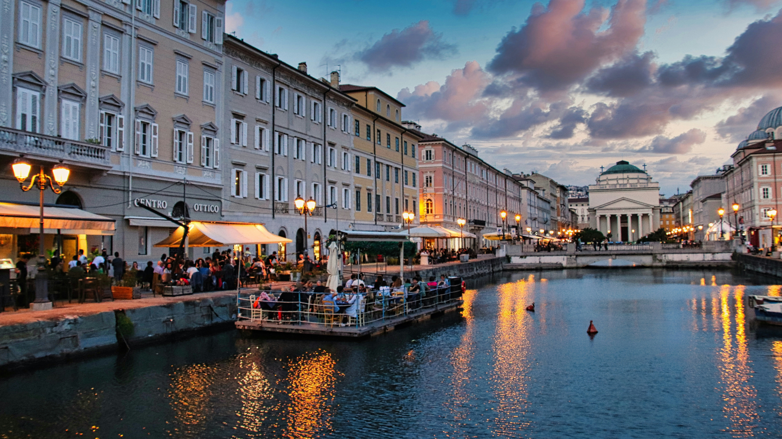 Canal Grande de Trieste al anochecer.